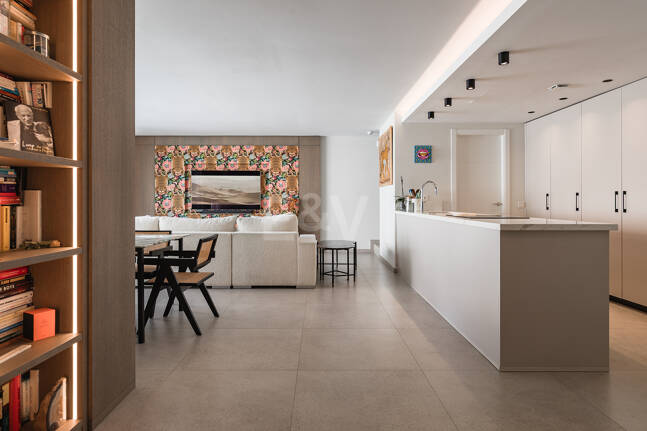 Nowoczesny apartament z Expansive Rooftop Terrace & Mountain Widoki w pobliżu centrum miasta