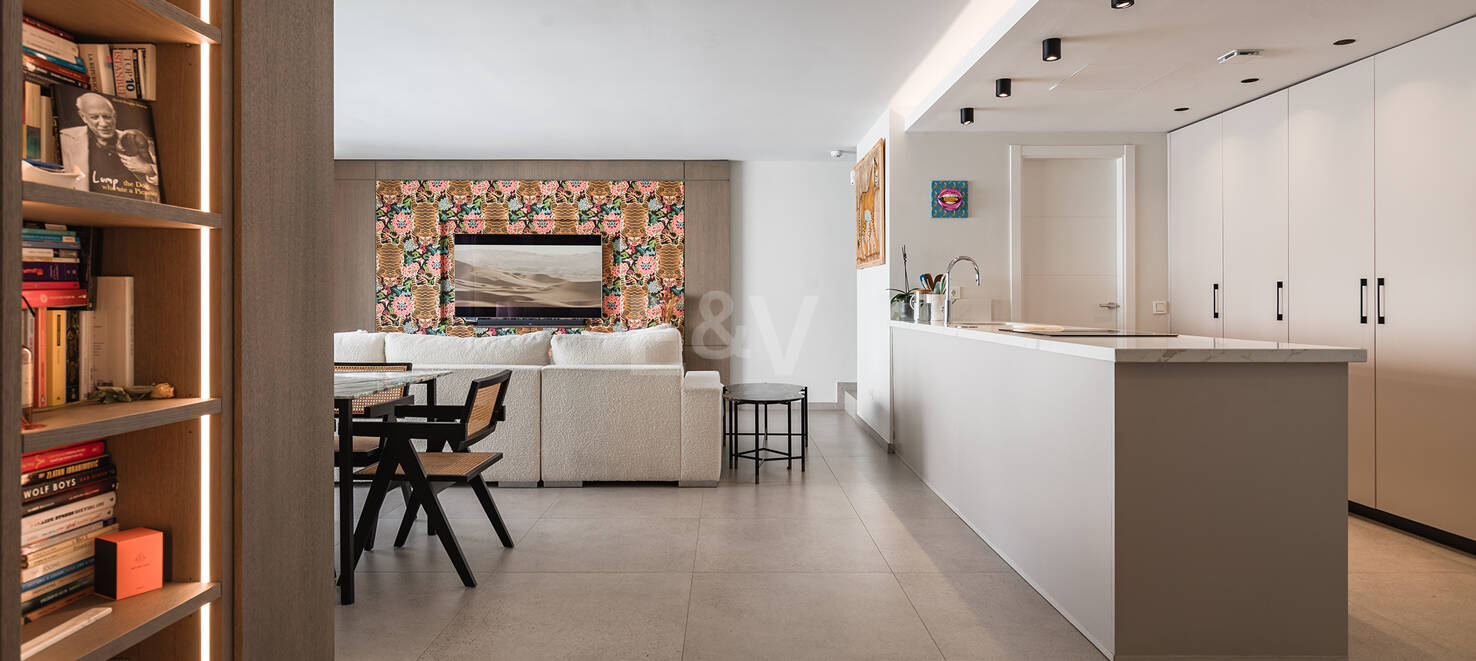Modern Penthouse with Expansive Rooftop Terrace & Mountain Views near the Town Centre