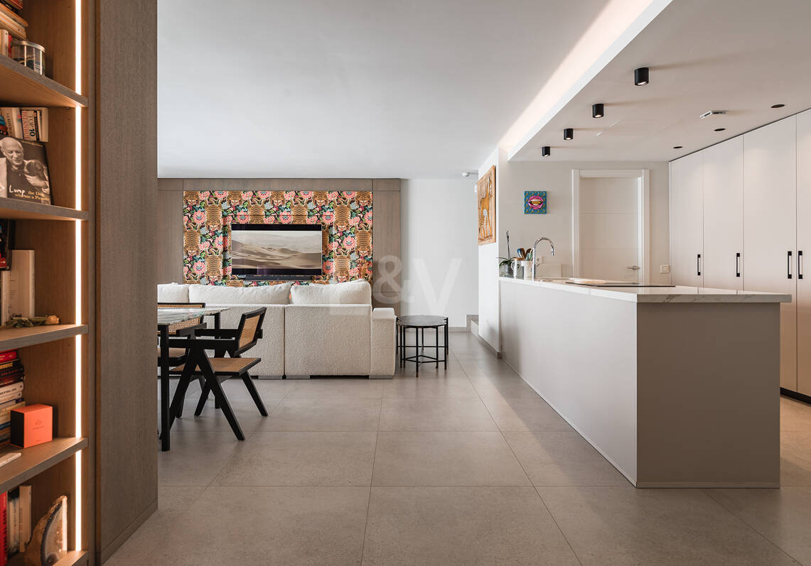 Modern Penthouse with Expansive Rooftop Terrace & Mountain Views near the Town Centre