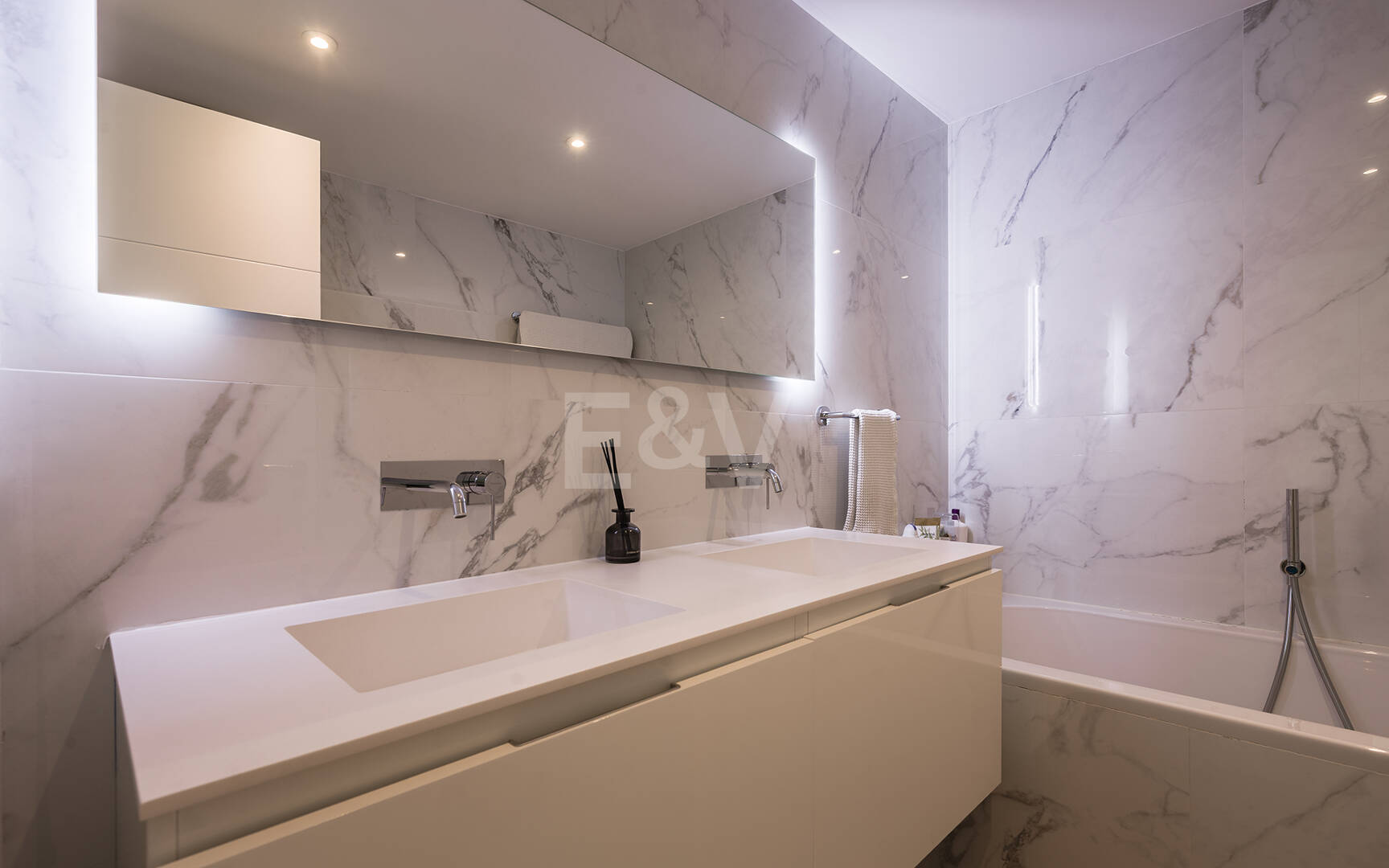 Nowoczesny apartament z Expansive Rooftop Terrace & Mountain Widoki w pobliżu centrum miasta