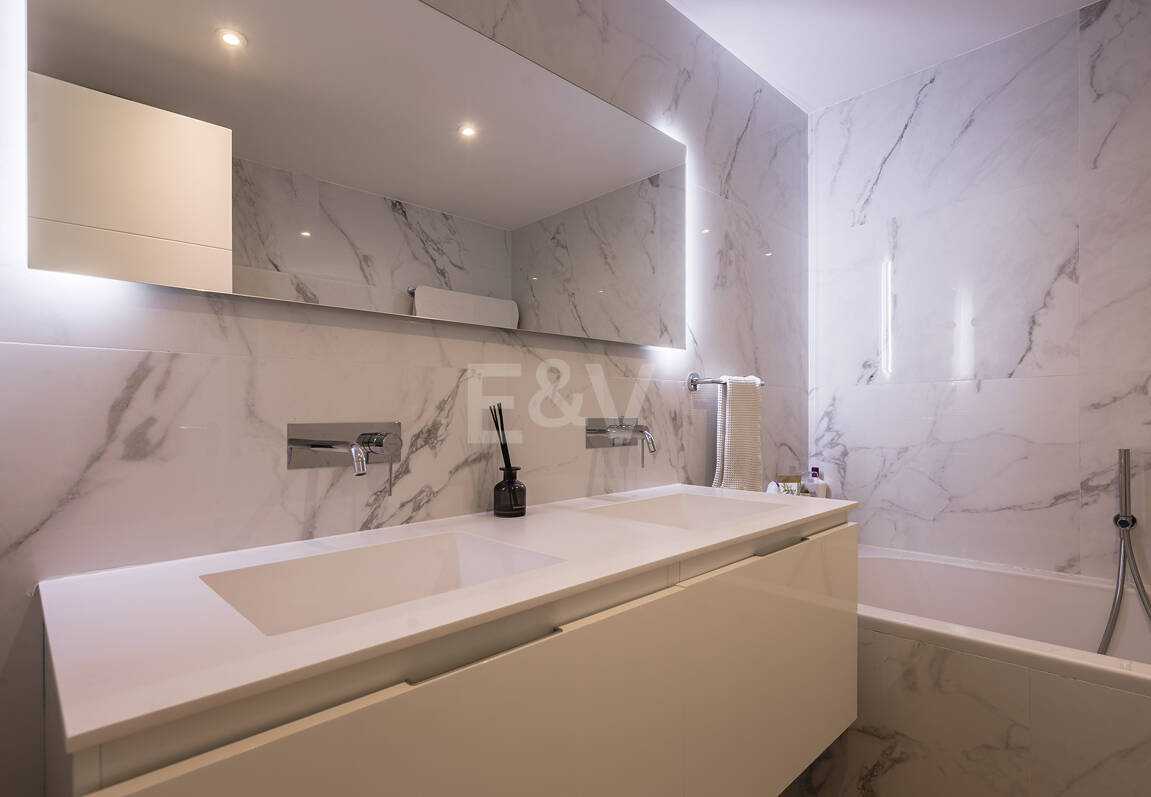 Nowoczesny apartament z Expansive Rooftop Terrace & Mountain Widoki w pobliżu centrum miasta