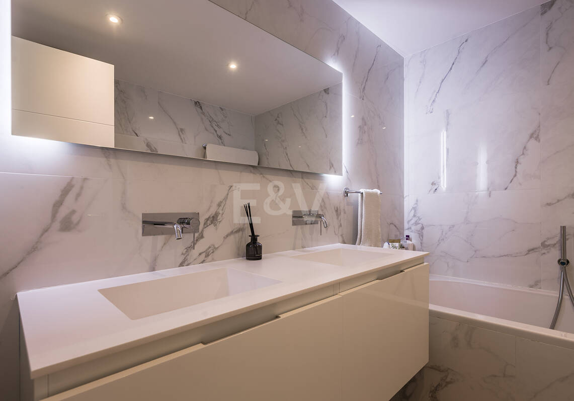 Modern Penthouse with Expansive Rooftop Terrace & Mountain Views near the Town Centre