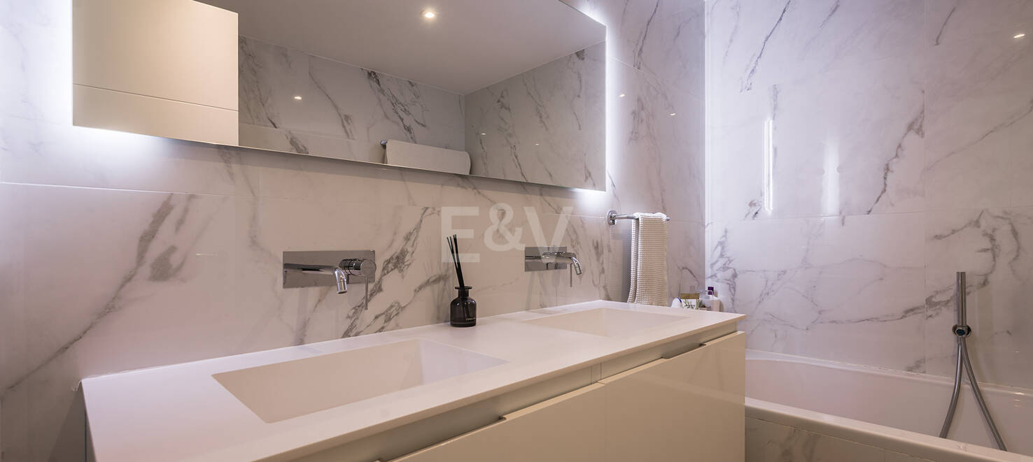 Modern Penthouse with Expansive Rooftop Terrace & Mountain Views near the Town Centre