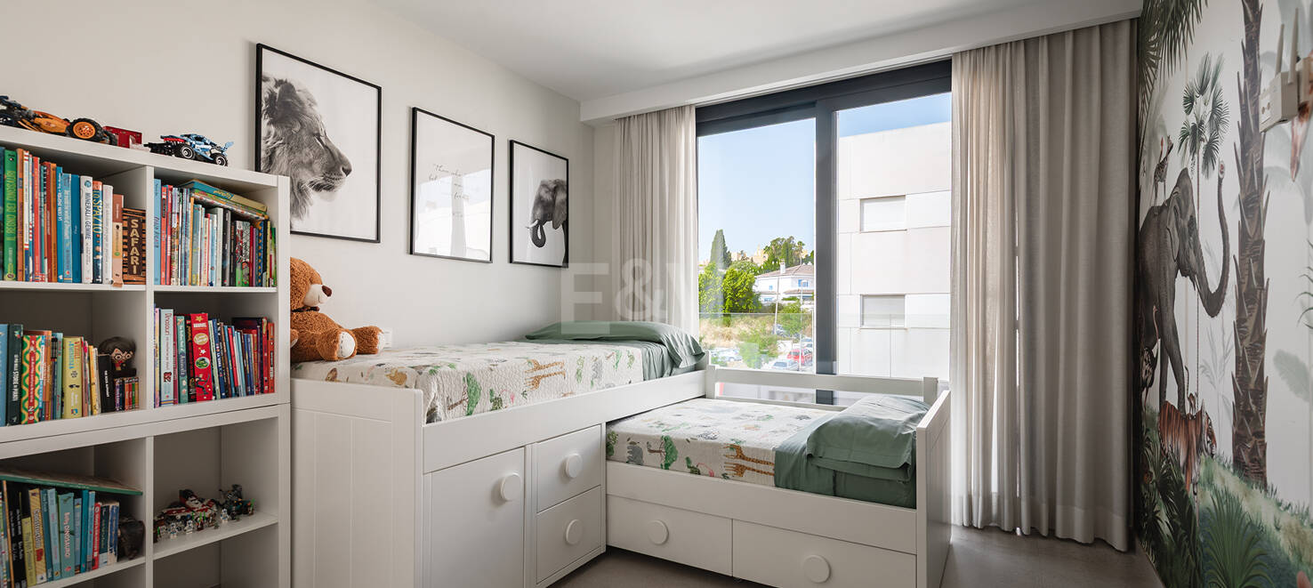 Modern Penthouse with Expansive Rooftop Terrace & Mountain Views near the Town Centre