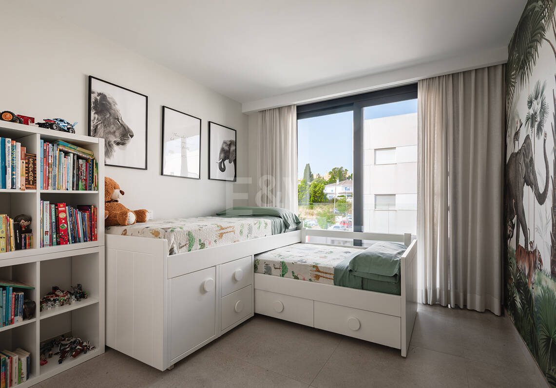Modern Penthouse with Expansive Rooftop Terrace & Mountain Views near the Town Centre