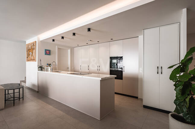 Nowoczesny apartament z Expansive Rooftop Terrace & Mountain Widoki w pobliżu centrum miasta