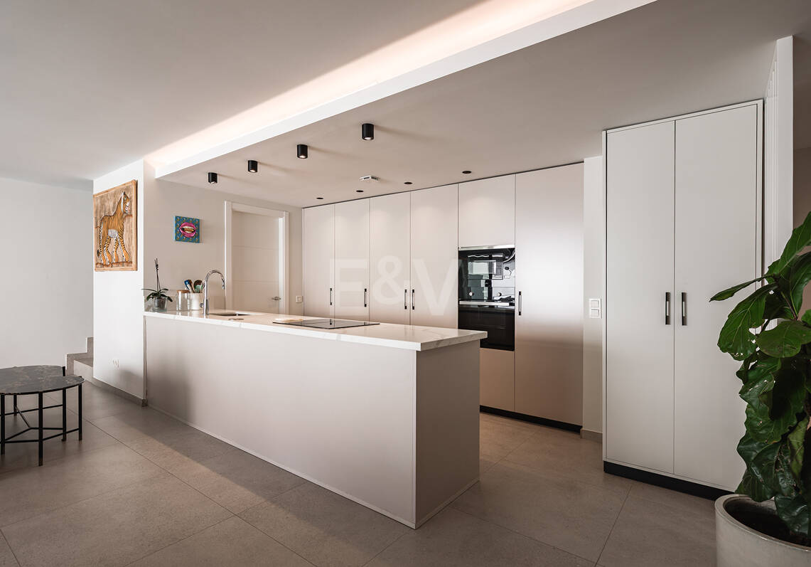 Modern Penthouse with Expansive Rooftop Terrace & Mountain Views near the Town Centre