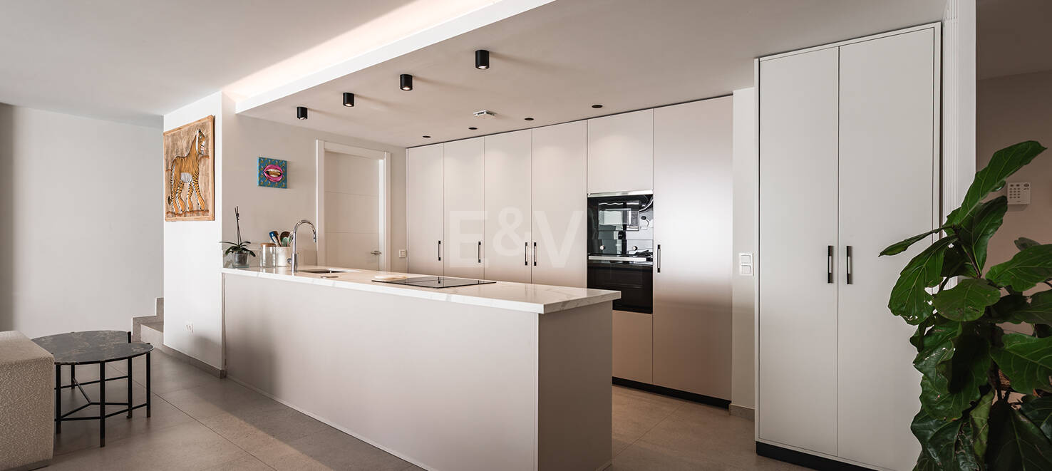 Modern Penthouse with Expansive Rooftop Terrace & Mountain Views near the Town Centre