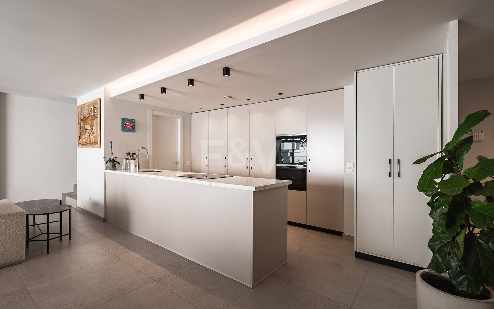 Modern Penthouse with Expansive Rooftop Terrace & Mountain Views near the Town Centre