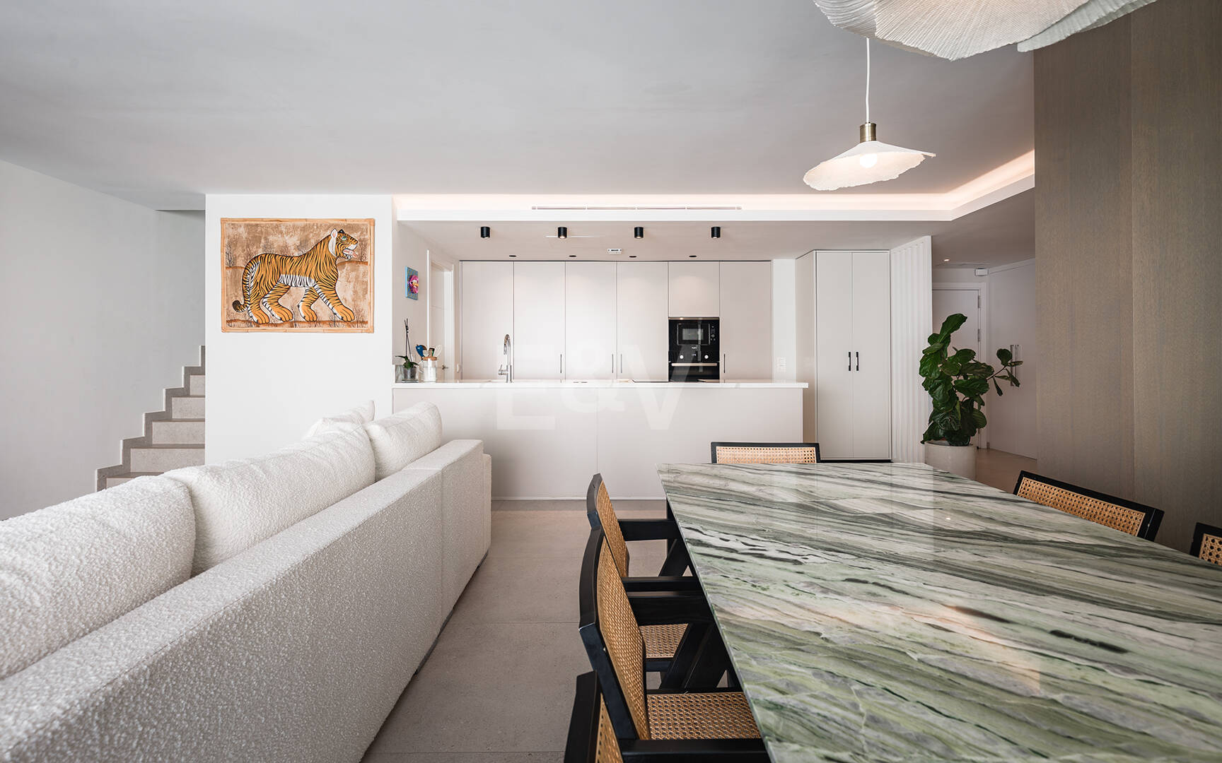 Nowoczesny apartament z Expansive Rooftop Terrace & Mountain Widoki w pobliżu centrum miasta