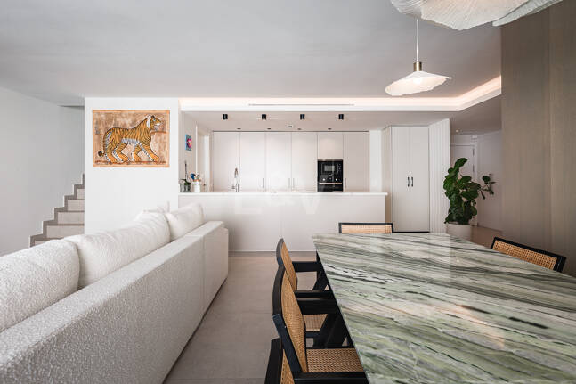 Nowoczesny apartament z Expansive Rooftop Terrace & Mountain Widoki w pobliżu centrum miasta