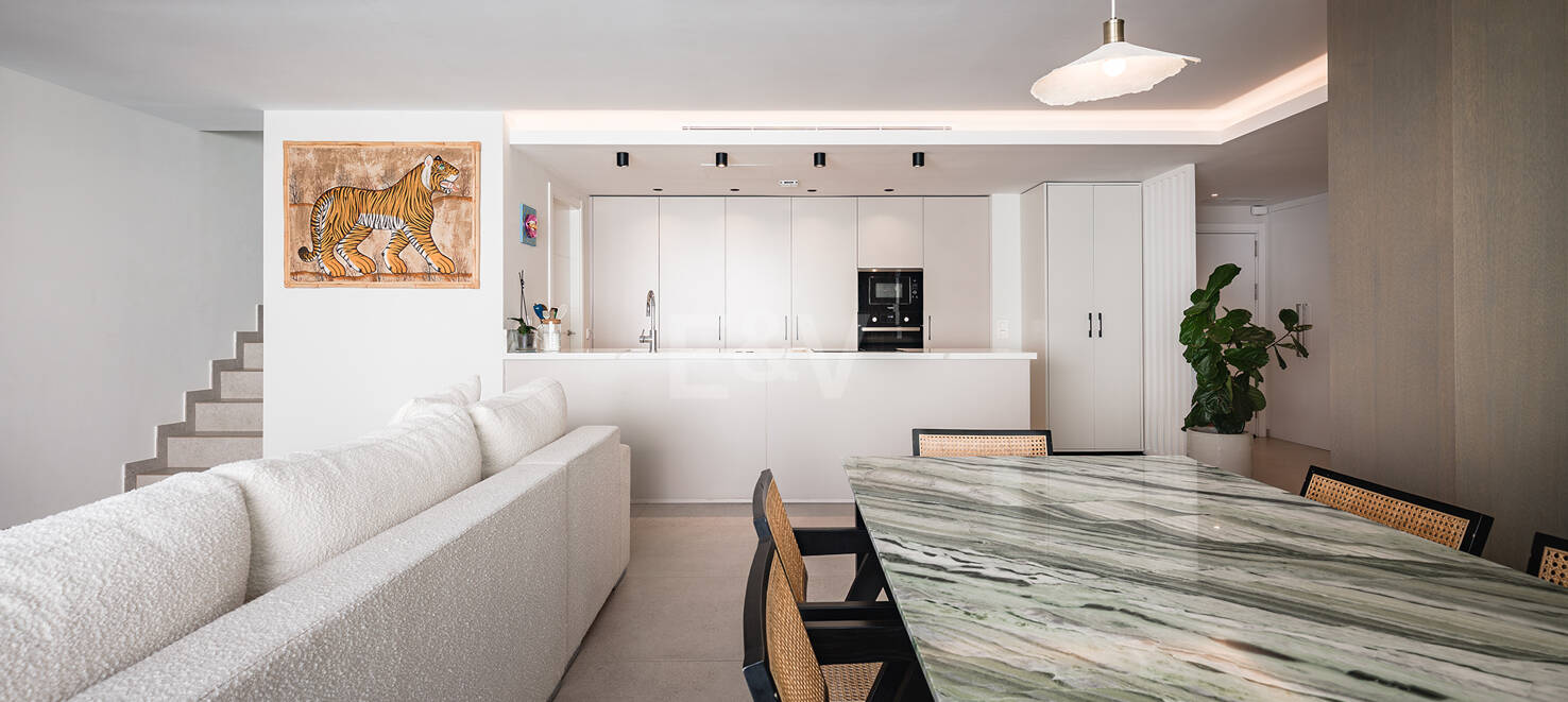 Modern Penthouse with Expansive Rooftop Terrace & Mountain Views near the Town Centre