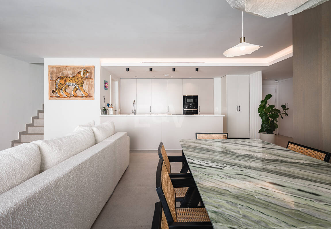 Nowoczesny apartament z Expansive Rooftop Terrace & Mountain Widoki w pobliżu centrum miasta