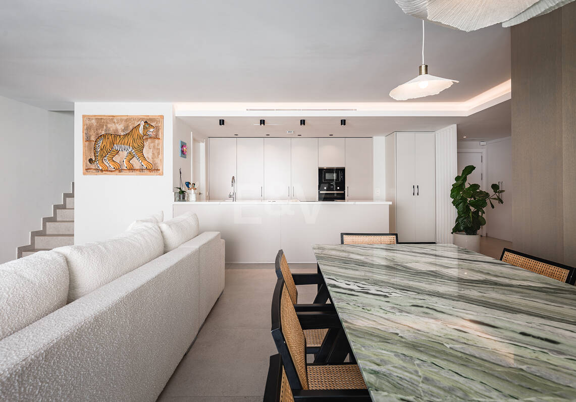 Modern Penthouse with Expansive Rooftop Terrace & Mountain Views near the Town Centre