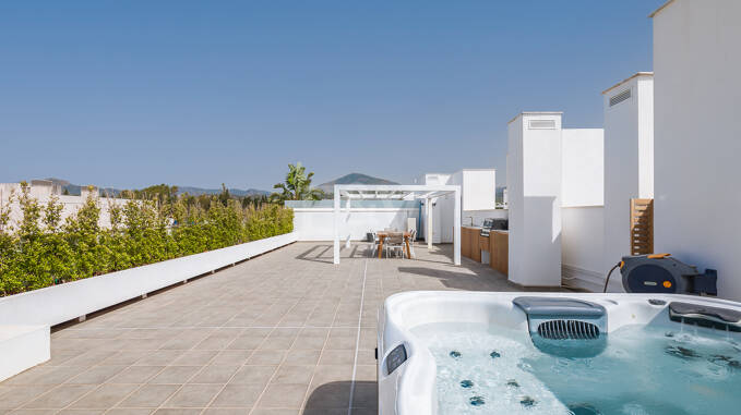 Modern Penthouse with Expansive Rooftop Terrace & Mountain Views near the Town Centre