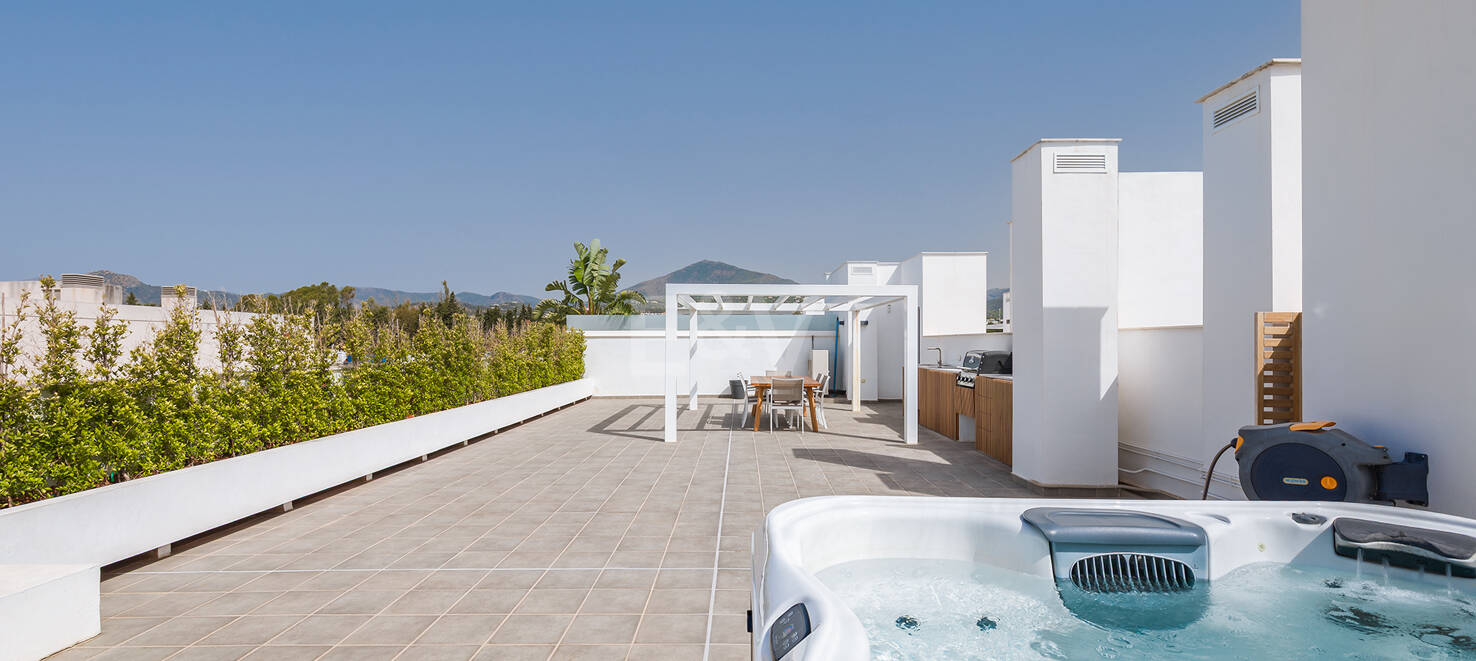Modern Penthouse with Expansive Rooftop Terrace & Mountain Views near the Town Centre