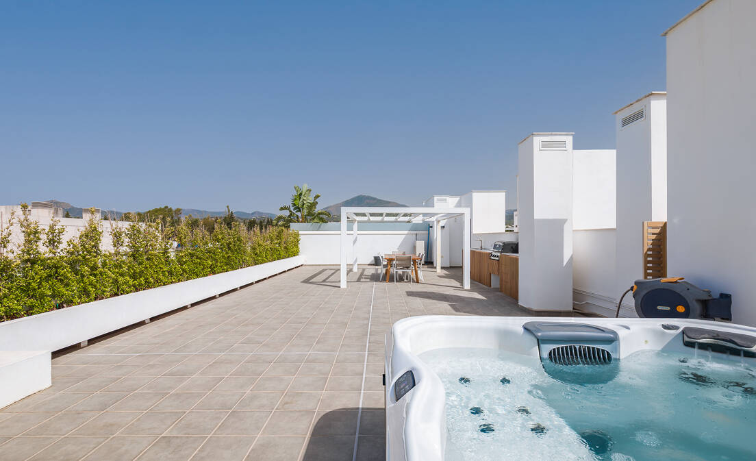 Modern Penthouse with Expansive Rooftop Terrace & Mountain Views near the Town Centre