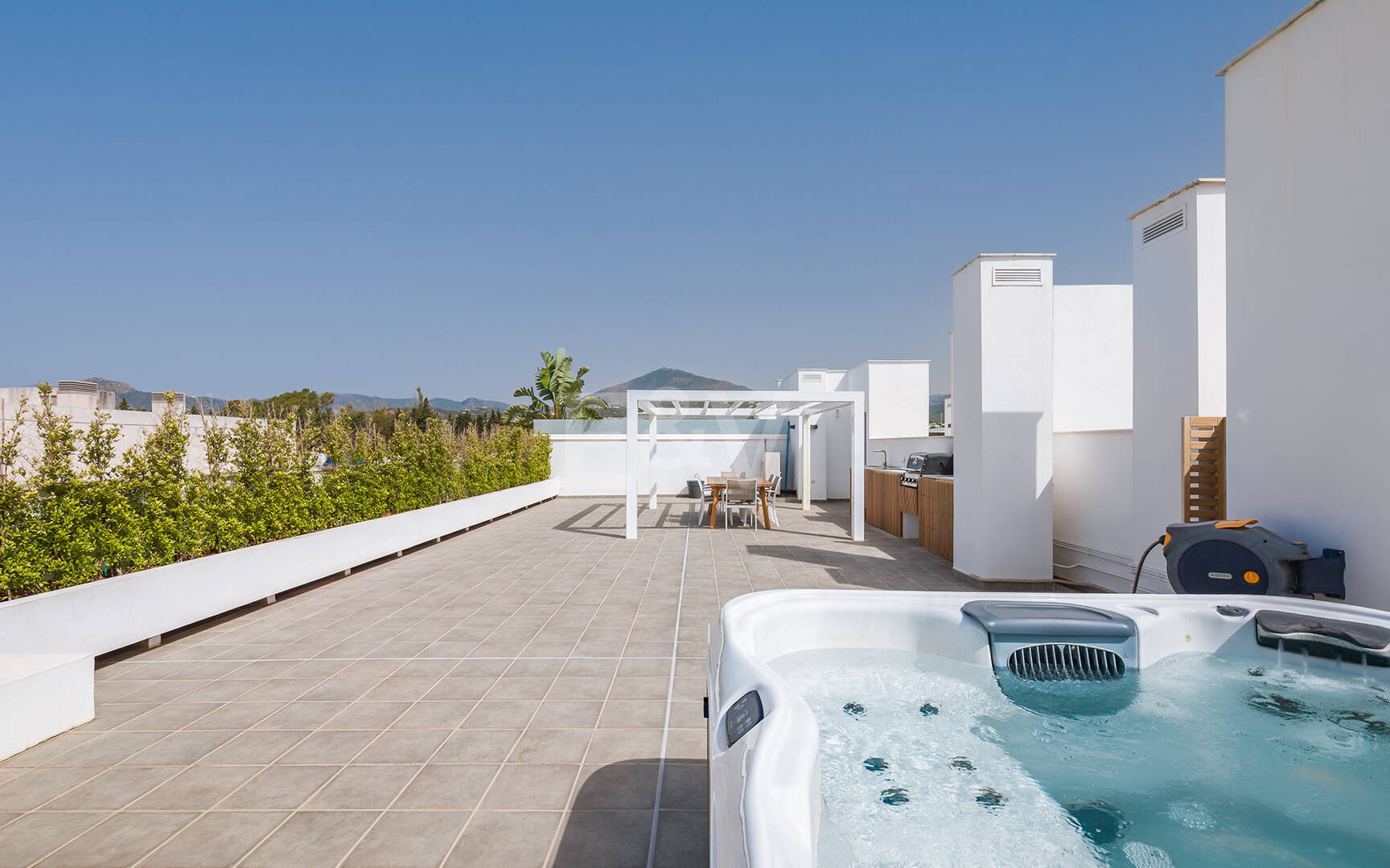 Nowoczesny apartament z Expansive Rooftop Terrace & Mountain Widoki w pobliżu centrum miasta