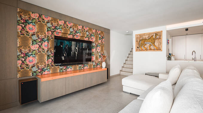Modern Penthouse with Expansive Rooftop Terrace & Mountain Views near the Town Centre