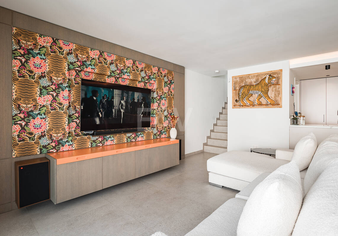 Modern Penthouse with Expansive Rooftop Terrace & Mountain Views near the Town Centre