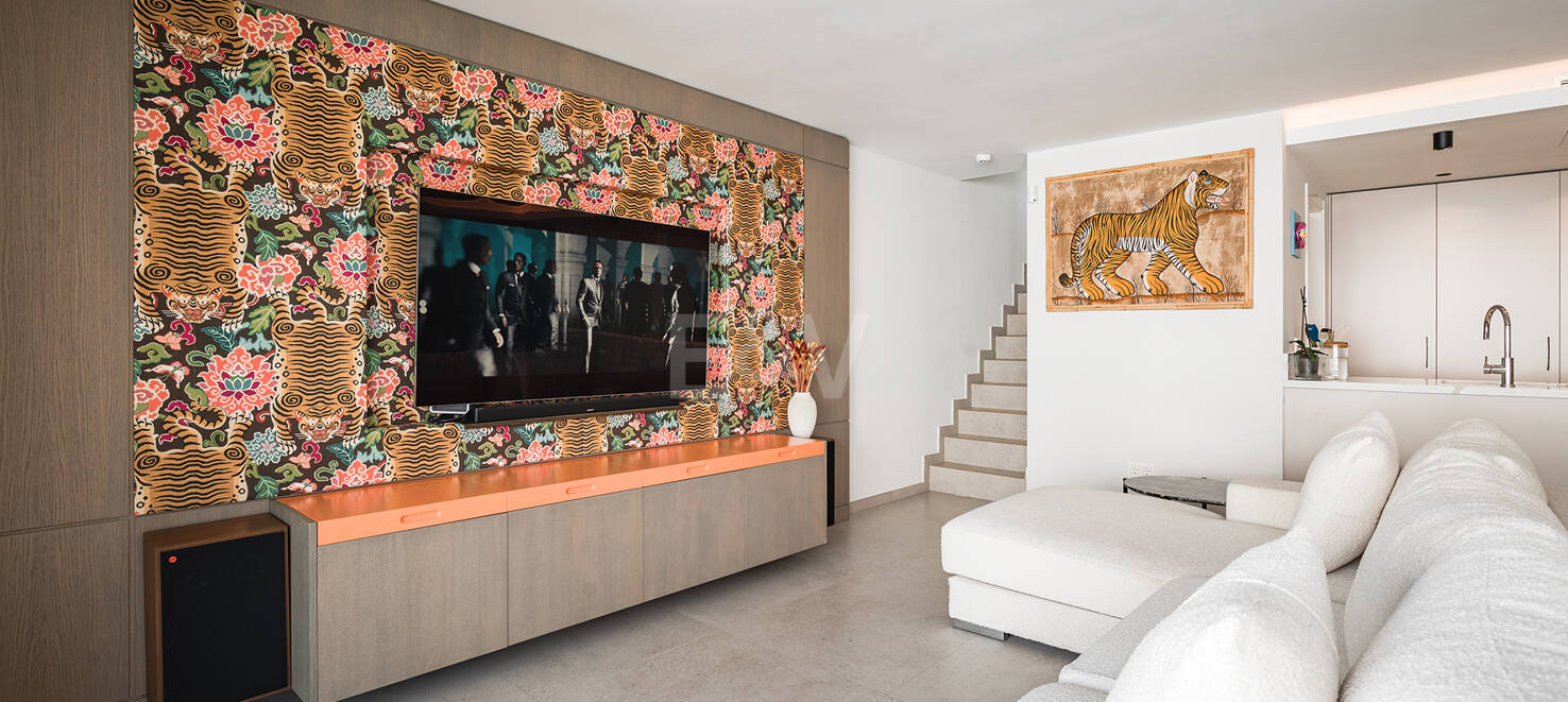 Modern Penthouse with Expansive Rooftop Terrace & Mountain Views near the Town Centre