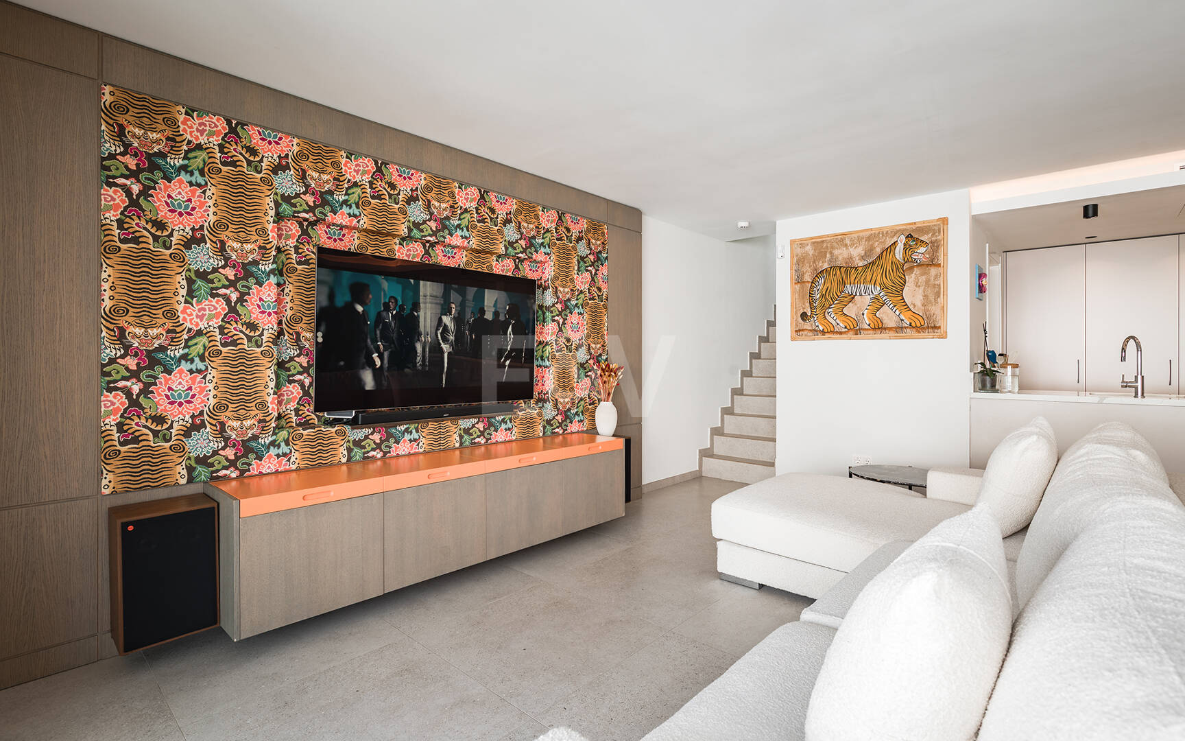 Modern Penthouse with Expansive Rooftop Terrace & Mountain Views near the Town Centre