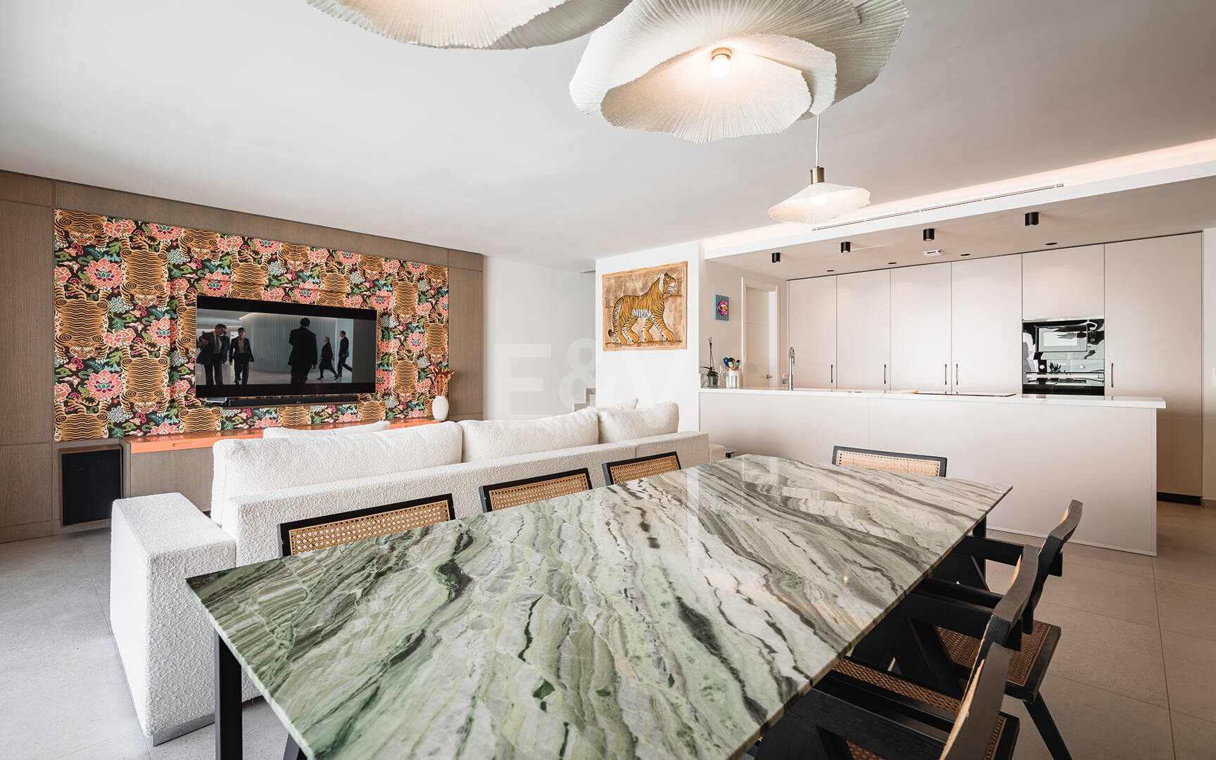 Modern Penthouse with Expansive Rooftop Terrace & Mountain Views near the Town Centre