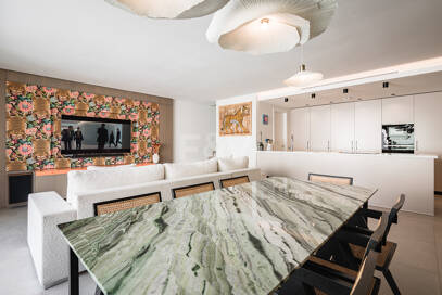 Nowoczesny apartament z Expansive Rooftop Terrace & Mountain Widoki w pobliżu centrum miasta