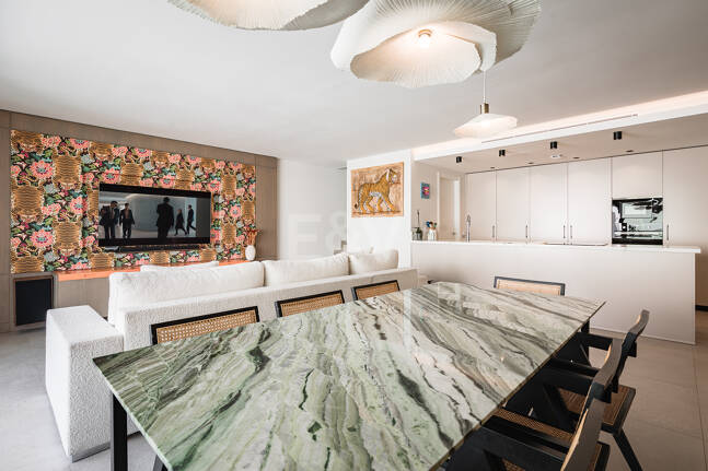 Nowoczesny apartament z Expansive Rooftop Terrace & Mountain Widoki w pobliżu centrum miasta