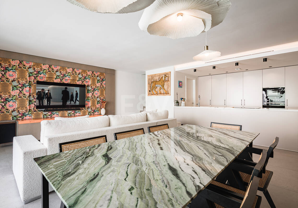 Modern Penthouse with Expansive Rooftop Terrace & Mountain Views near the Town Centre