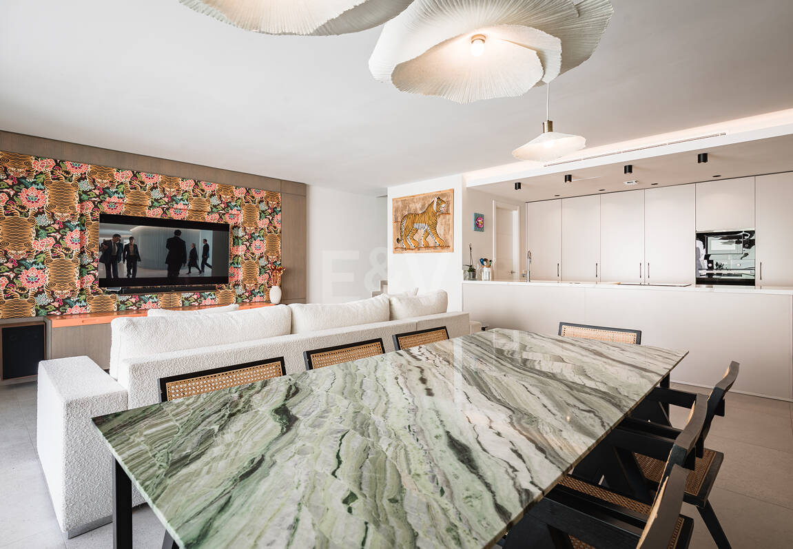 Nowoczesny apartament z Expansive Rooftop Terrace & Mountain Widoki w pobliżu centrum miasta