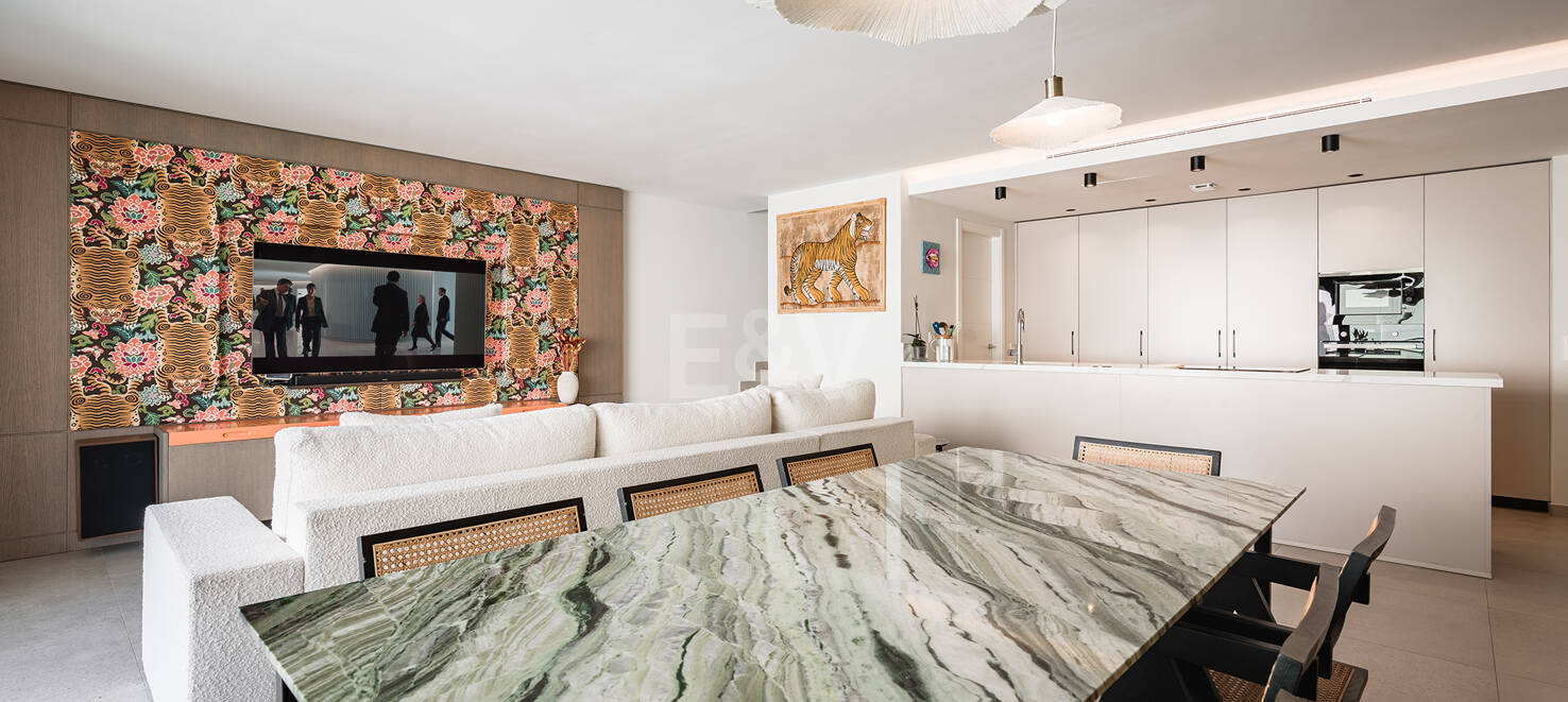 Modern Penthouse with Expansive Rooftop Terrace & Mountain Views near the Town Centre