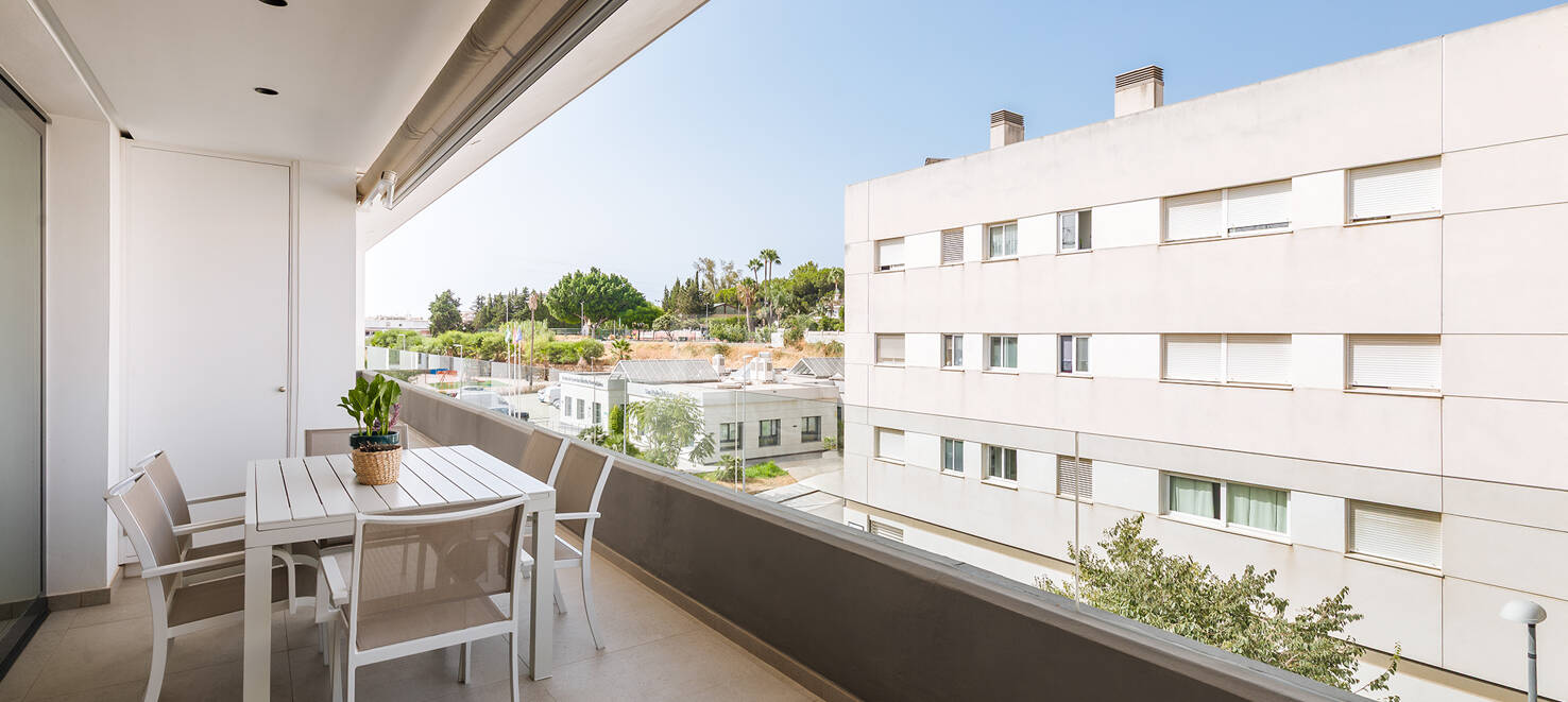 Modern Penthouse with Expansive Rooftop Terrace & Mountain Views near the Town Centre