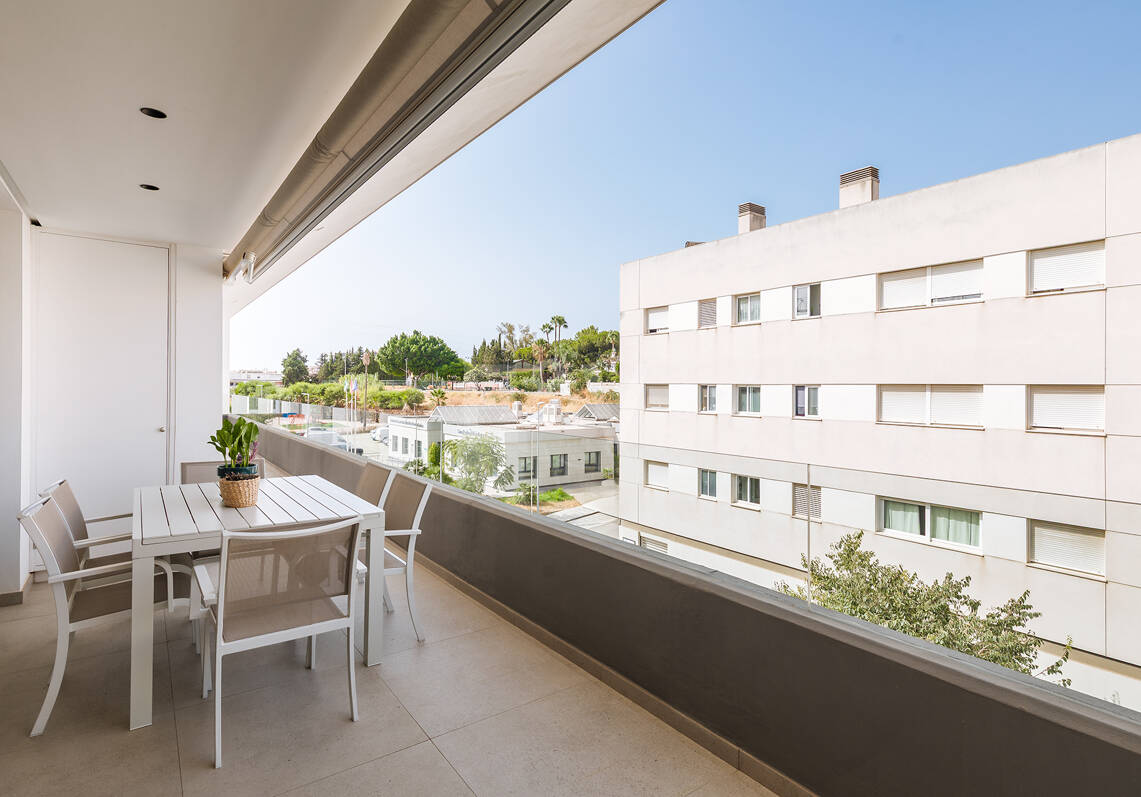 Modern Penthouse with Expansive Rooftop Terrace & Mountain Views near the Town Centre