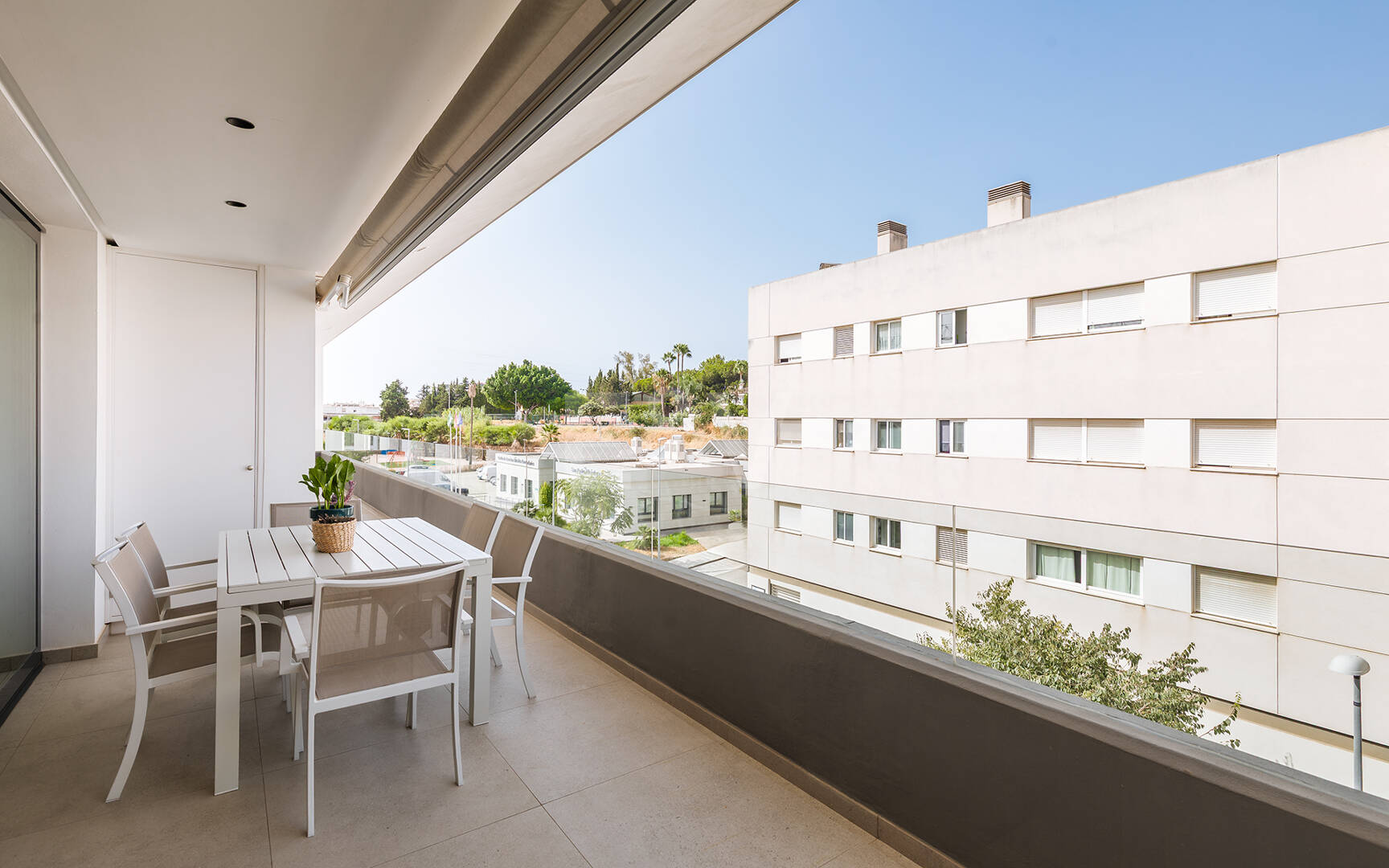 Nowoczesny apartament z Expansive Rooftop Terrace & Mountain Widoki w pobliżu centrum miasta