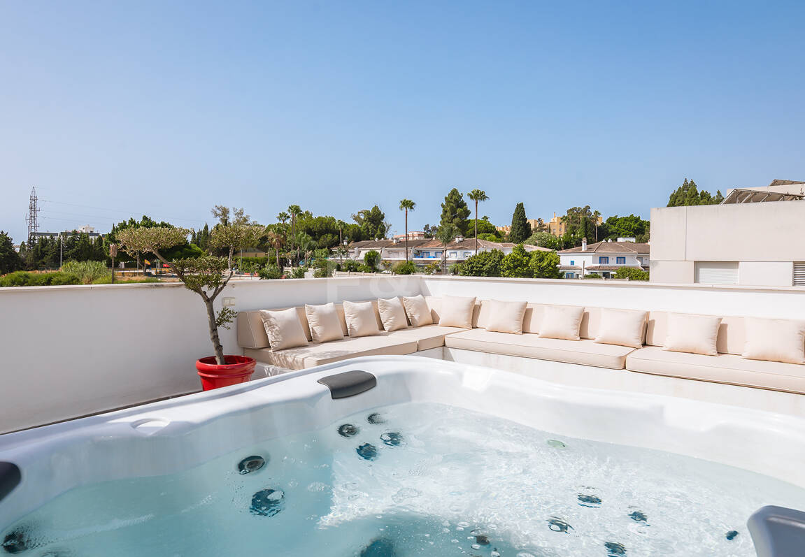 Nowoczesny apartament z Expansive Rooftop Terrace & Mountain Widoki w pobliżu centrum miasta