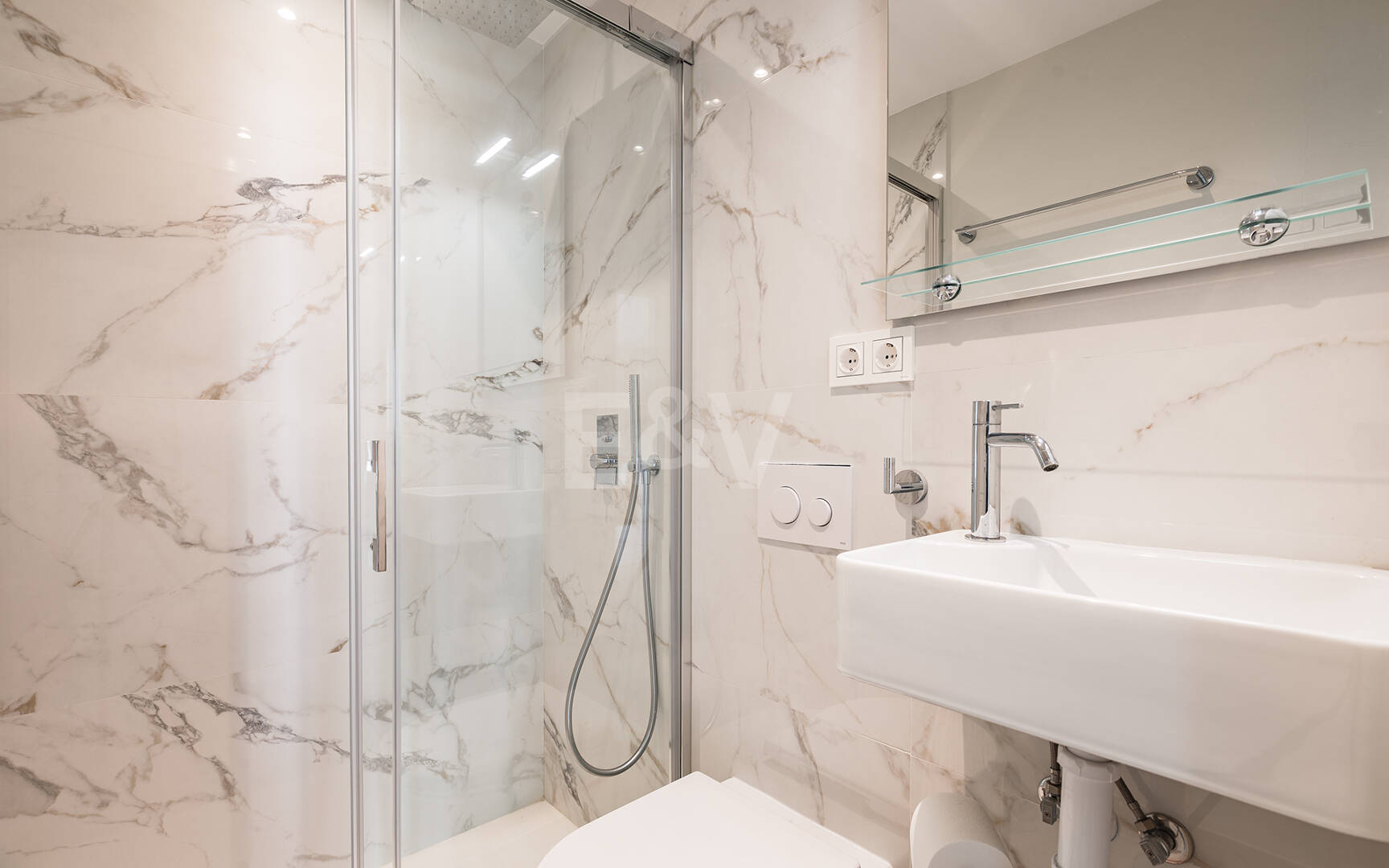 Modern Penthouse with Expansive Rooftop Terrace & Mountain Views near the Town Centre