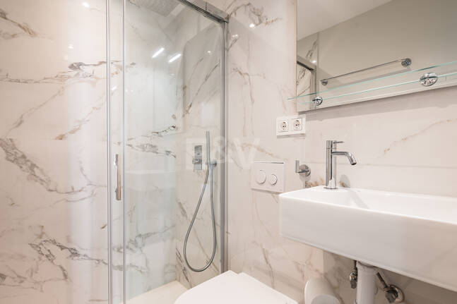 Nowoczesny apartament z Expansive Rooftop Terrace & Mountain Widoki w pobliżu centrum miasta