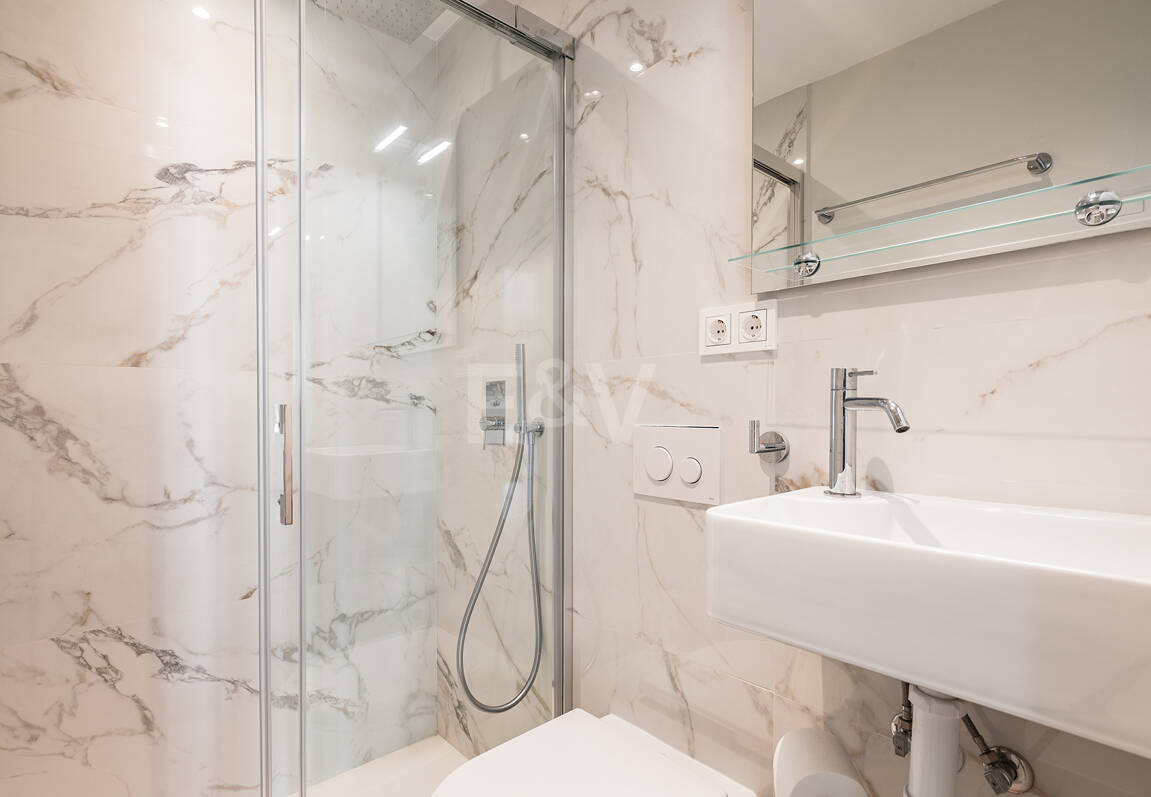 Nowoczesny apartament z Expansive Rooftop Terrace & Mountain Widoki w pobliżu centrum miasta