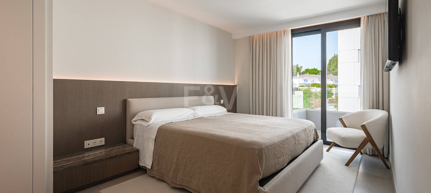 Modern Penthouse with Expansive Rooftop Terrace & Mountain Views near the Town Centre