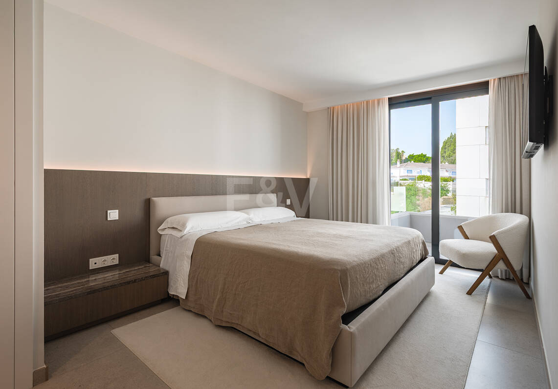 Modern Penthouse with Expansive Rooftop Terrace & Mountain Views near the Town Centre
