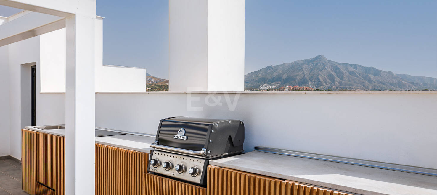Modern Penthouse with Expansive Rooftop Terrace & Mountain Views near the Town Centre