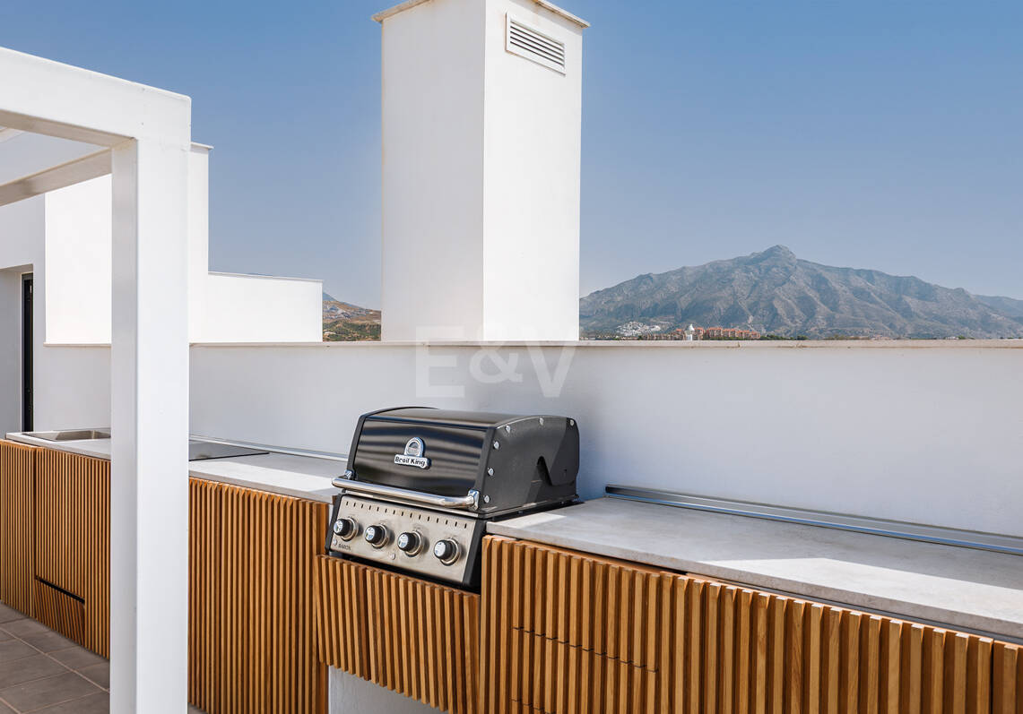 Modern Penthouse with Expansive Rooftop Terrace & Mountain Views near the Town Centre