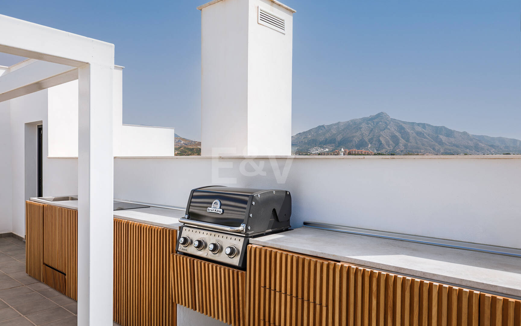 Modern Penthouse with Expansive Rooftop Terrace & Mountain Views near the Town Centre