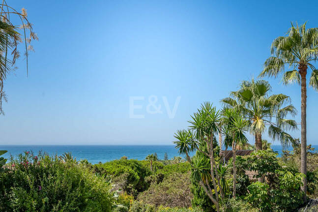 Moderne Andalusische Villa nur wenige Schritte vom Strand entfernt
