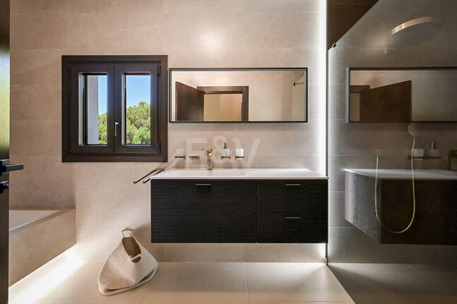 Moderne Andalusische Villa nur wenige Schritte vom Strand entfernt