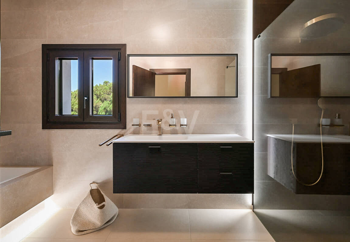 Moderne Andalusische Villa nur wenige Schritte vom Strand entfernt