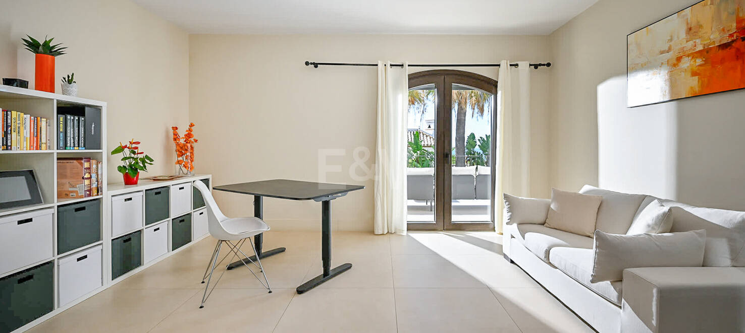 Moderne Andalusische Villa nur wenige Schritte vom Strand entfernt