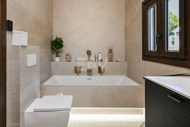 Moderne Andalusische Villa nur wenige Schritte vom Strand entfernt