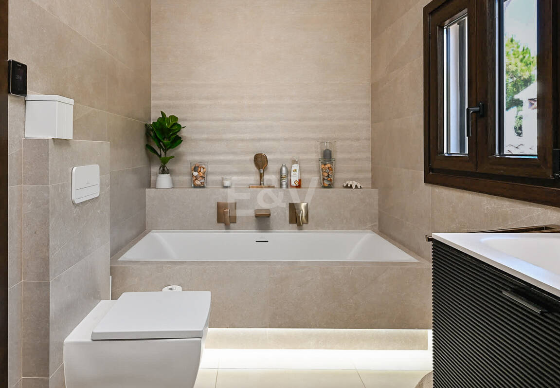 Moderne Andalusische Villa nur wenige Schritte vom Strand entfernt